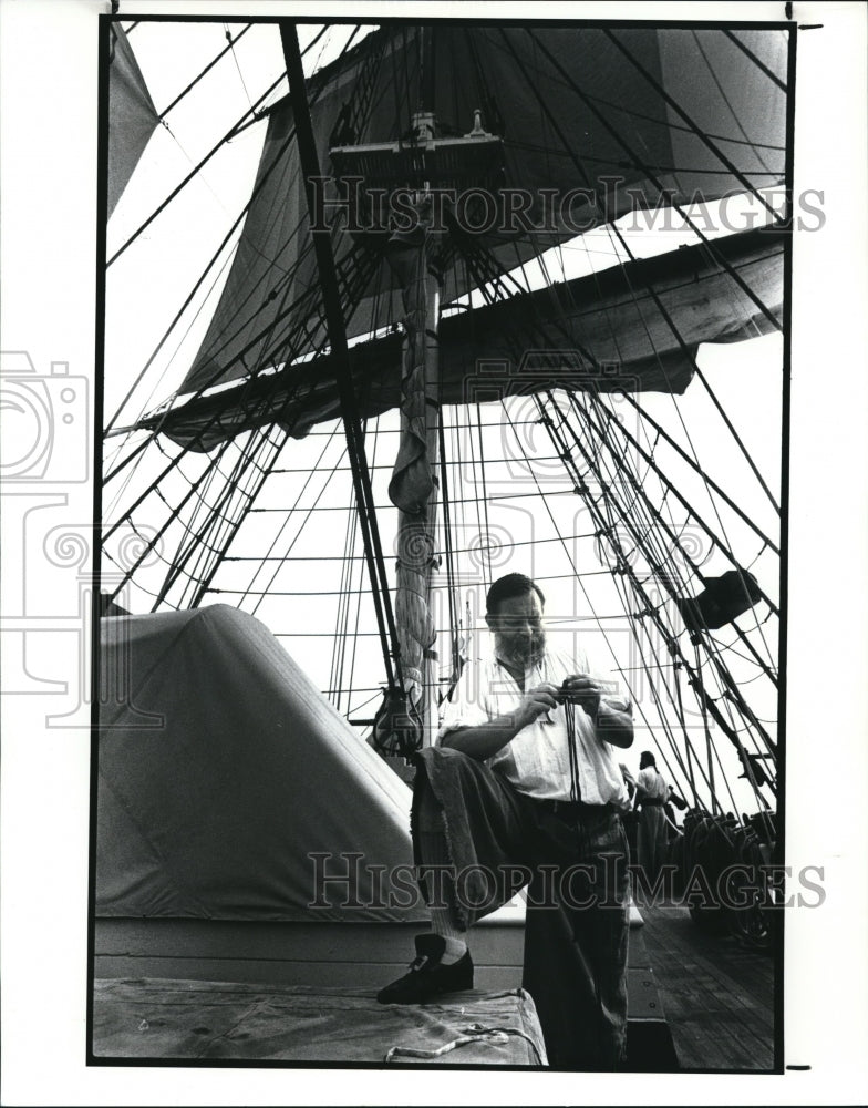 1989 Press Photo James McCully making lanyard for his knife H M.S. Bounty - Historic Images