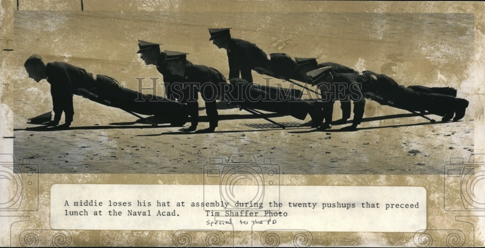 1989 Press Photo A middie loses his hat at assembly during the twenty  pushups t - Historic Images