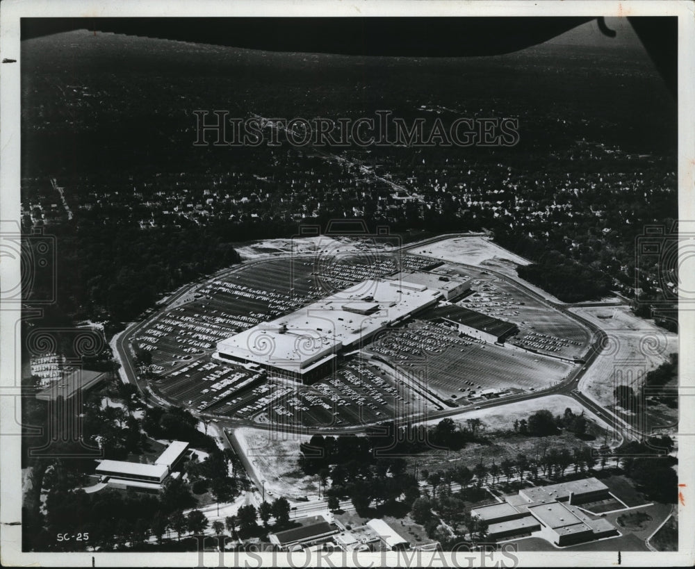 1963 Press Photo 0acres of free parking surrounded Severance Center - cva83023 - Historic Images