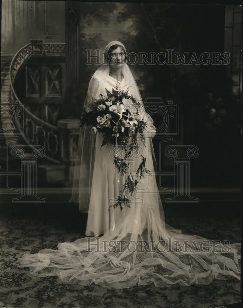 1982 Press Photo Mrs David J Noll former Viola Kreicher in her wedding gown - Historic Images