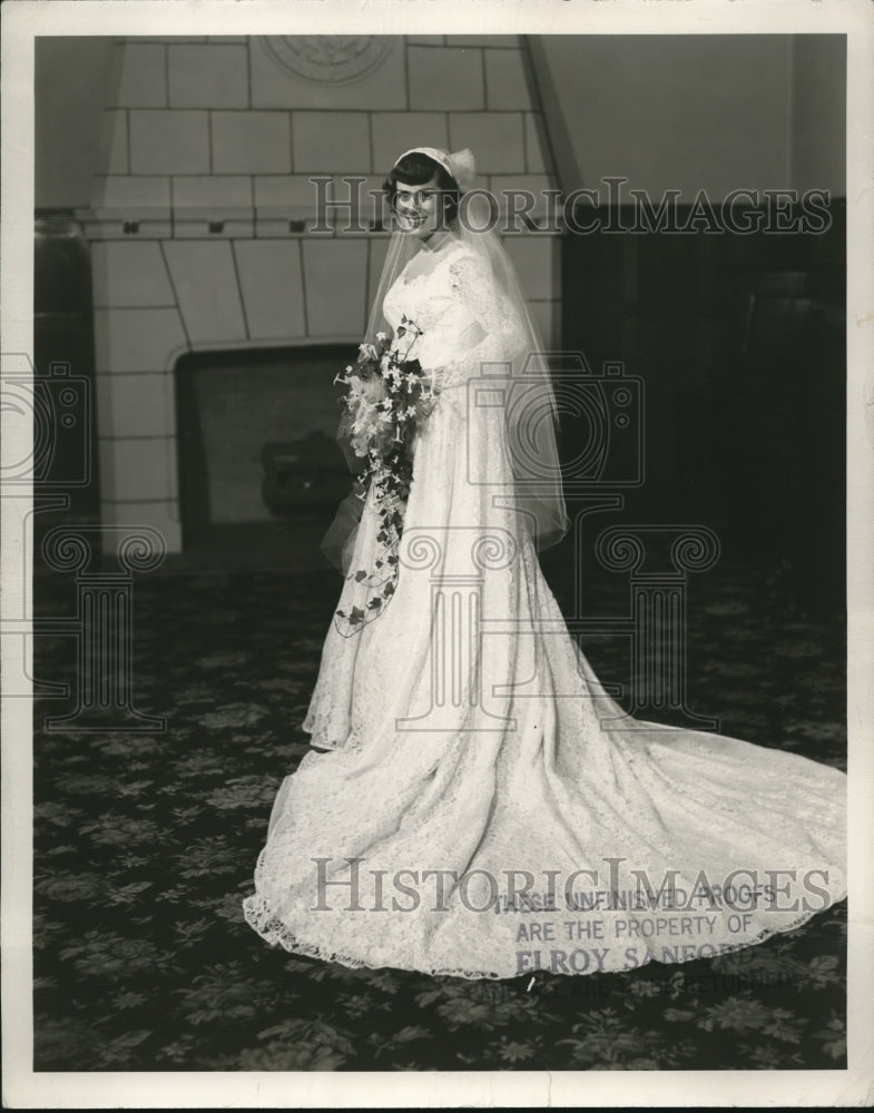 1950 Press Photo Mrs. Leonard Gilbert, 3418 Milverton Rd. SH - cva83107 - Historic Images