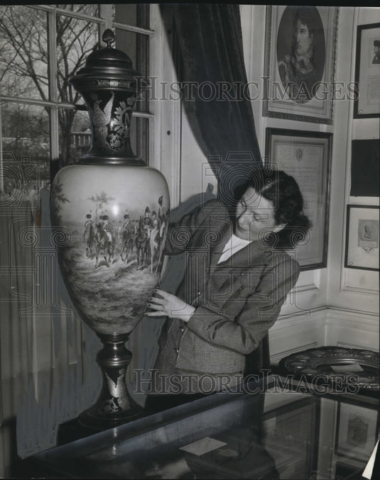 1942 Alberta Daywalt of Western Reserve Historical Soc museum staff - Historic Images