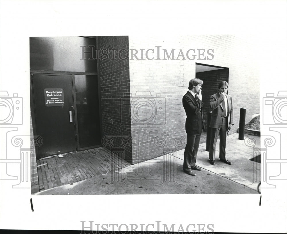 1986 Press Photo Smoking Men at Community Mutual Insurance Co. - Historic Images