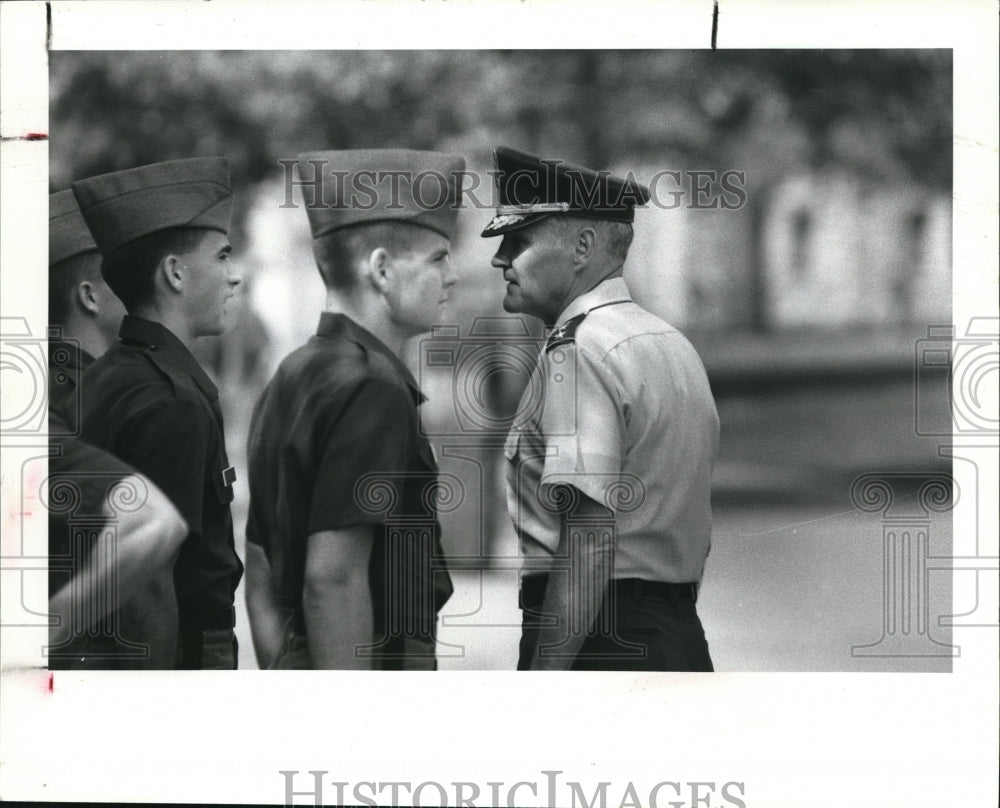 1989 Press Photo General Palmer, Supt. of West Point inspects cadets - Historic Images