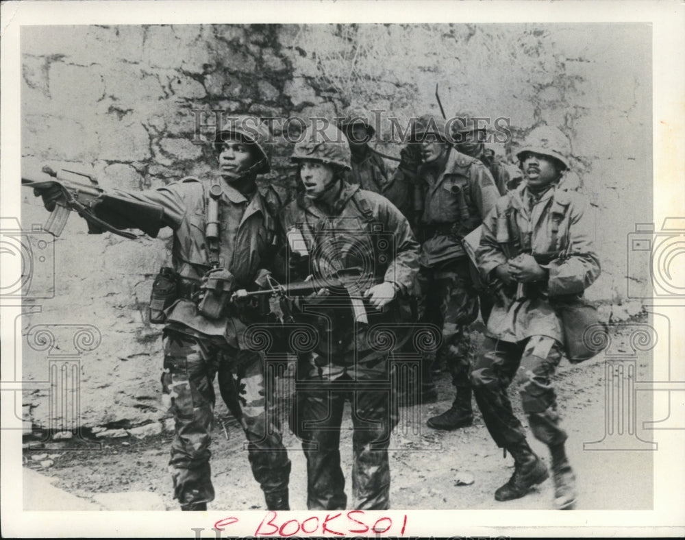 1984 Press Photo Volunteer soldiers - engaged here in a urban combat exercise - Historic Images