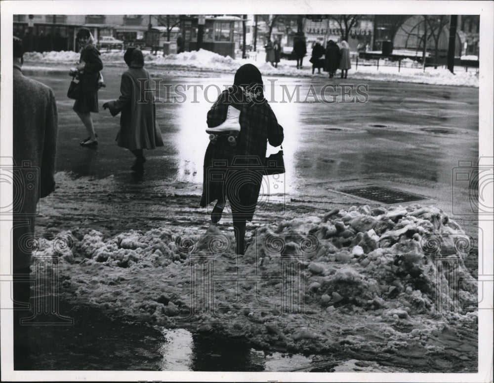 1962 Press Photo Girls baving the slush at Ontario Street and Euclid Avenue - Historic Images