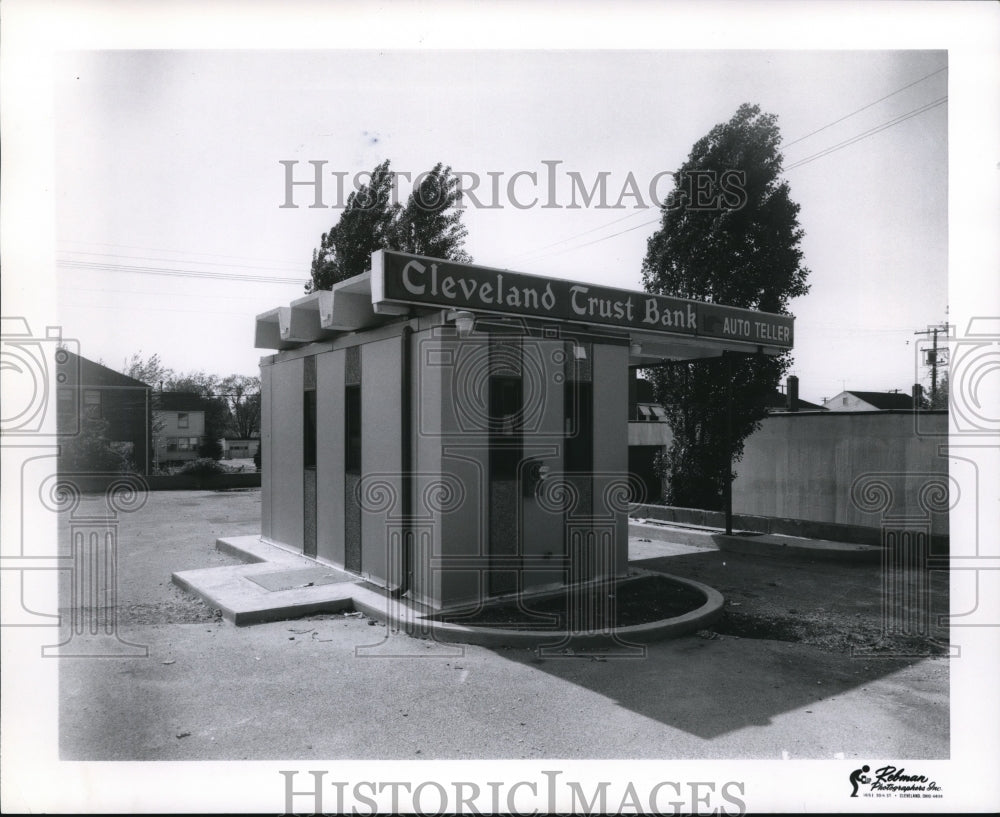 1968 Press Photo Cleveland Trust Co. Branch 25811 Euclid Ave - cva83398 - Historic Images