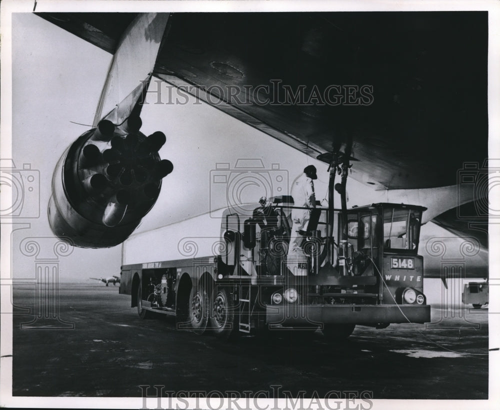 1962 Refueling of jet aircraft at a rate of 600 gallons per minute - Historic Images