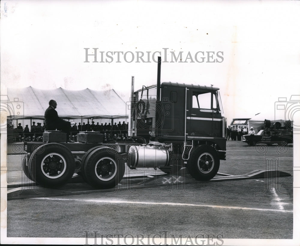 1963 Press Photo This simulated Belgian block test demonstrates the smooth-Historic Images