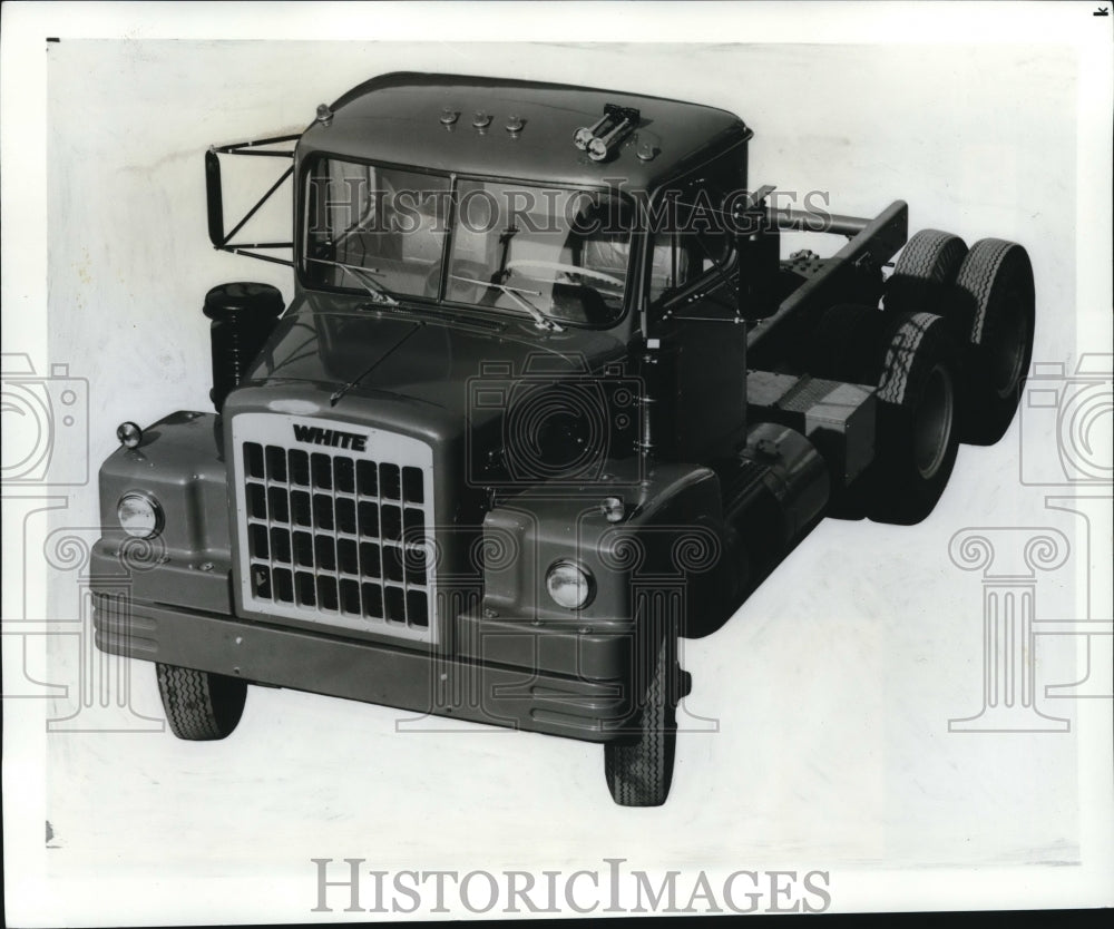 1966 Press Photo White Trucks&#39; new 9000 model series, as well as their new-Historic Images