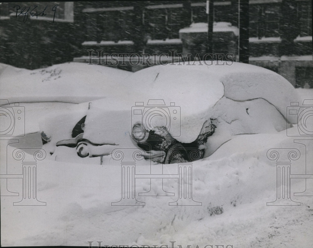 1954 Press Photo Auto left parked E. 37th St near Perkins Ave covered with snow - Historic Images