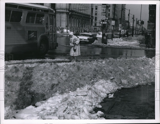 1962 Press Photo Snow weather in SW corner East Roadway & Superior. - cva83677 - Historic Images