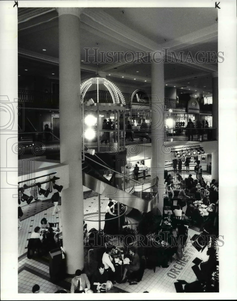 1987 Press Photo Halle Building Shoppers - Historic Images