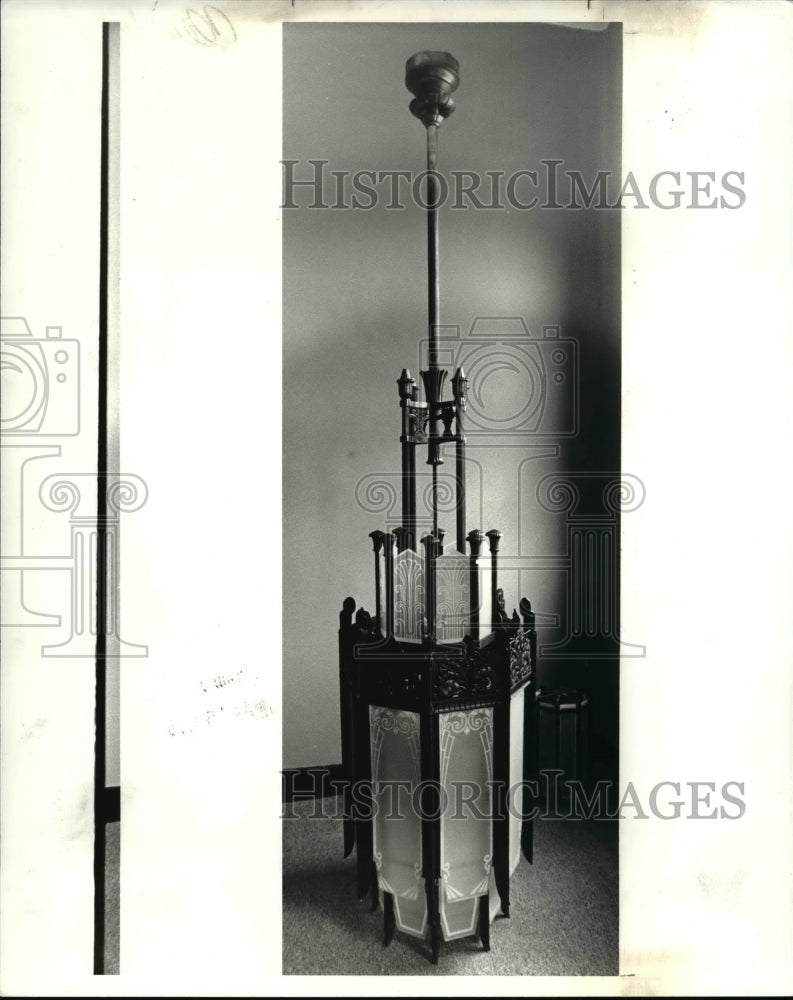 1985 Press Photo The chandelier stolen at the Franklin Cuyahoga City archives - Historic Images