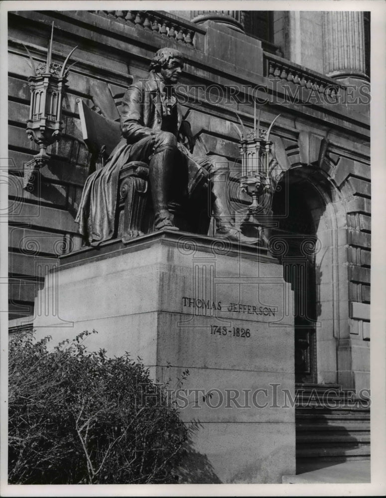 1965 Press Photo The Thomas Jefferson statue at the Cuyahoga Court House - Historic Images