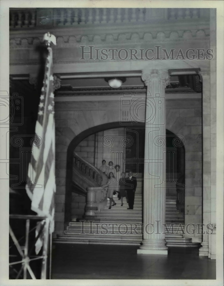 1964 Press Photo The League of Women Voters at the Cuyahoga Courthouse tour - Historic Images