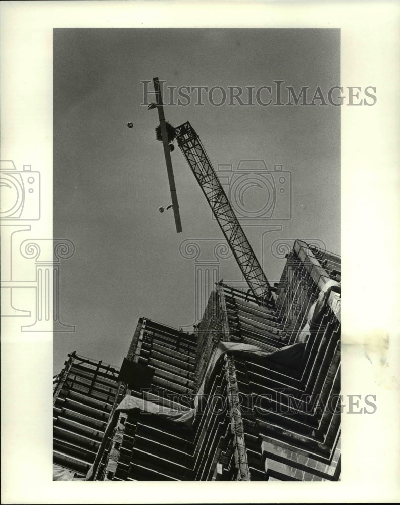 1984 Press Photo The last beam for the Sohio American head quarter building - Historic Images