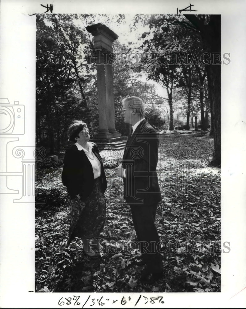 1989 Press Photo Bill Garrison and Katherine Kohl in the Lakeview Cemetery - Historic Images