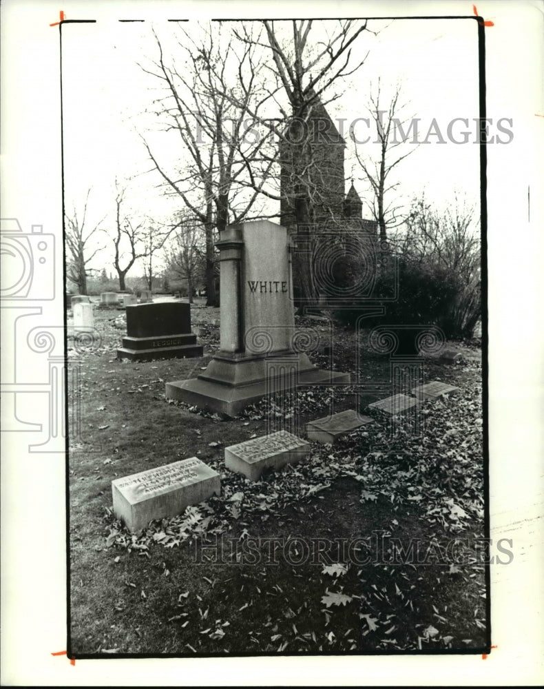 1980 Press Photo White family marker at Lakeview Cemetary - Historic Images