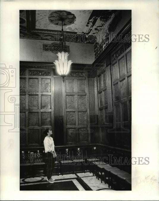 1986 Press Photo Joannie Malinoski examine restores walls at Tower City Center. - Historic Images