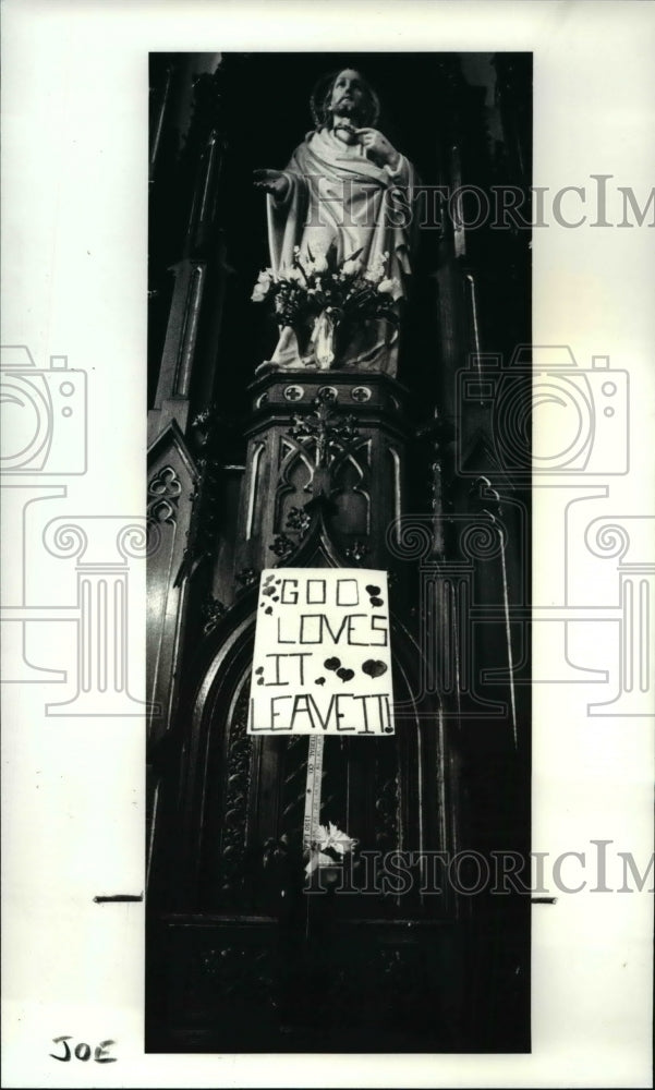 1987 Press Photo Offering at the Shrine of St Joseph Church in Woodland Ave - Historic Images