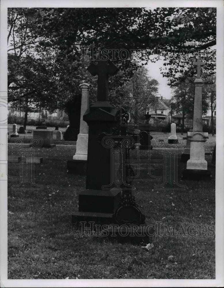 1970 Press Photo St. John Cemetery, Woodland Ave - cva83927 - Historic Images