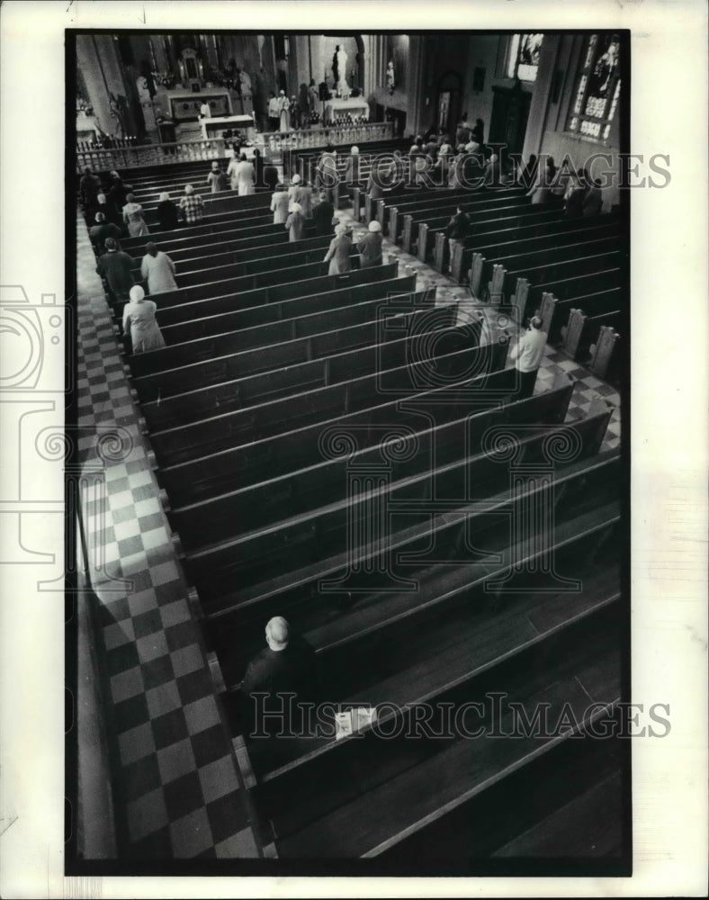 1990 Press Photo Sunday Mass at the Church Nativity of the Blessed Virgin Mary - Historic Images