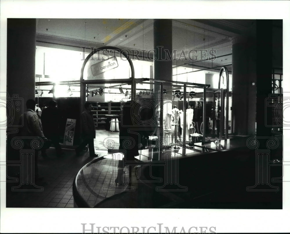 1987 Press Photo Halle Building Shoppers Center. - Historic Images