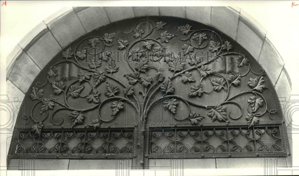 1981 Press Photo The Rose iron tree of knowledge door way of the Juvenile Court - Historic Images