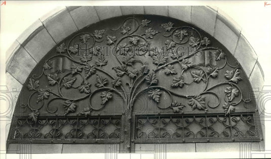 1981 Press Photo The Rose iron tree of knowledge door way of the Juvenile Court - Historic Images
