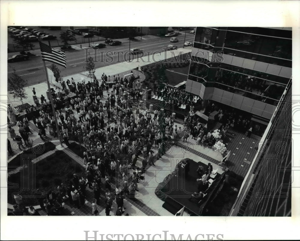 1990 Press Photo Opening of Joseph M.Bruening Red Cross Center at Euclide Ave. - Historic Images