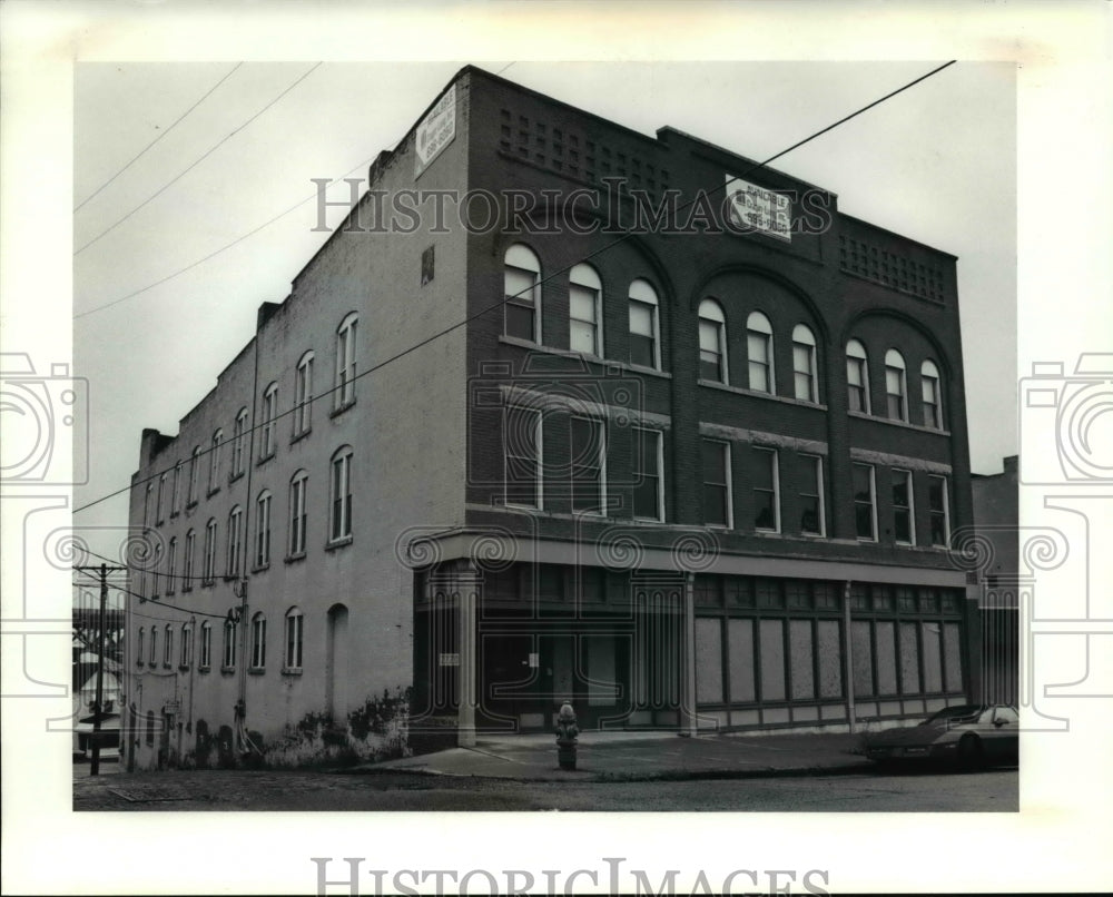 1990 Press Photo Building that space used for a gallery on Superior viaduct. - Historic Images