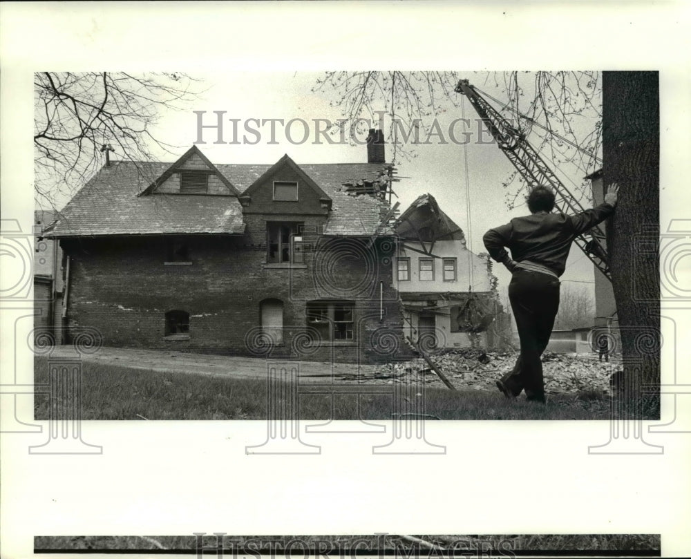 1984 Press Photo Brother Theodore, Treasury of Benedictine High School - Historic Images