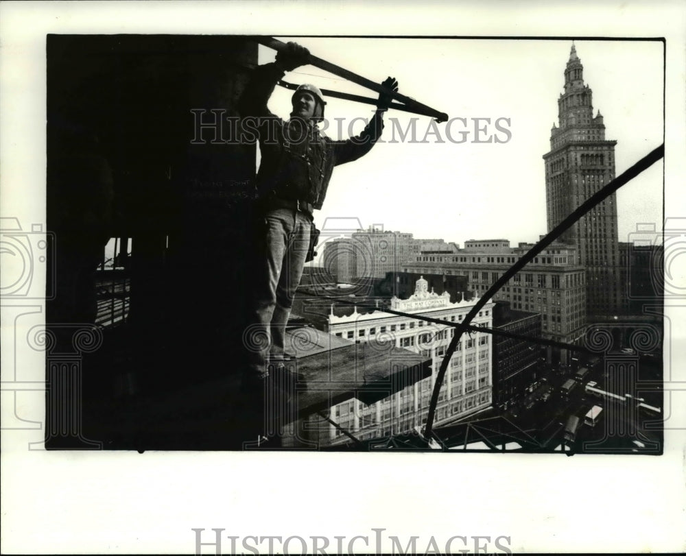 1984 Press Photo Pat McTaggart puts up frame  at BP America HQ Bldg construction - Historic Images