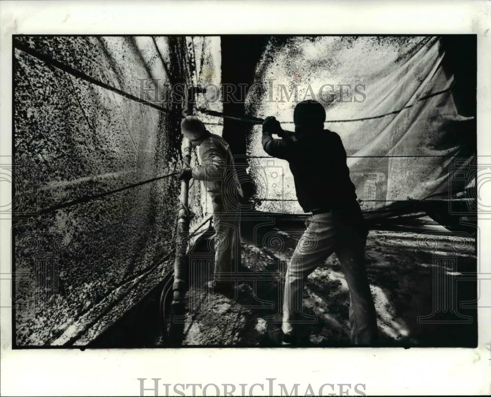 1984 Press Photo Charles Hale & Kevin O'Malley apply fireproofing materials - Historic Images