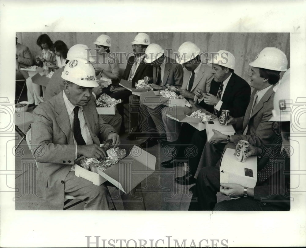 1984 Press Photo Alton Whitehouse enjoys a box lunch after topping off ceremony - Historic Images