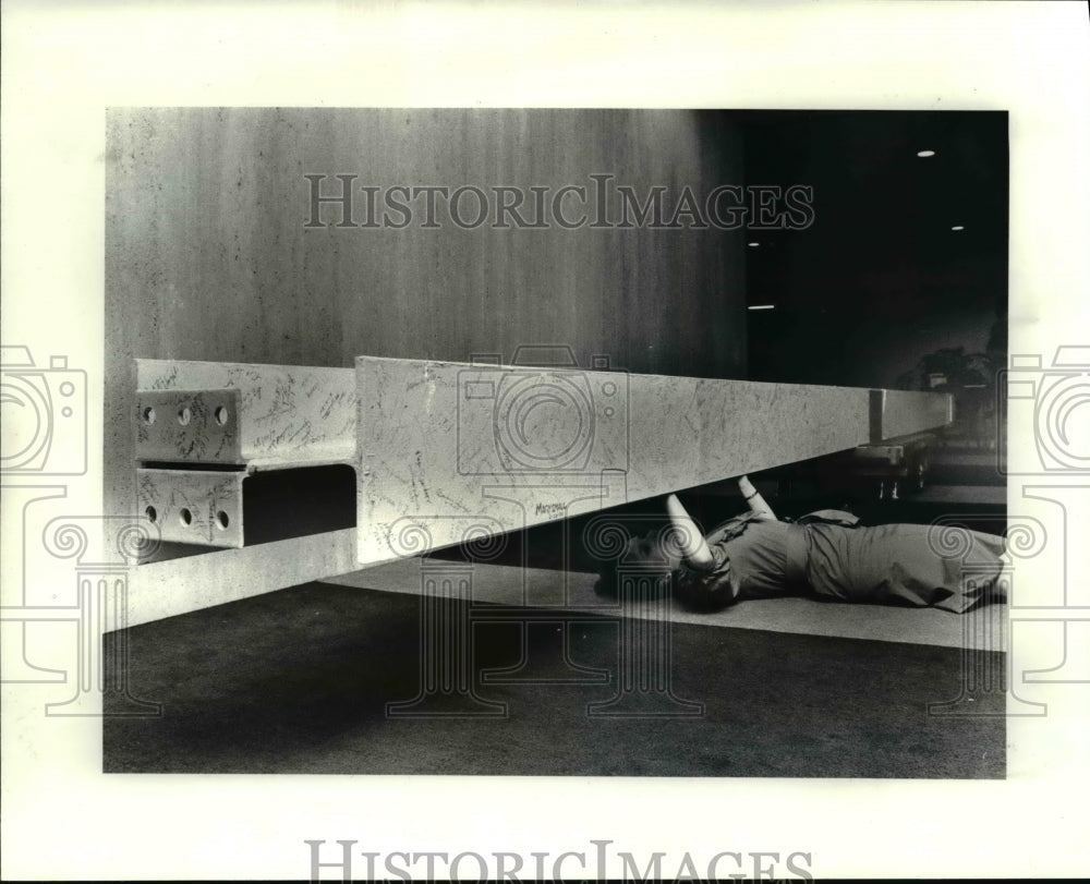 1984 Press Photo Gail Demko signs her name at the steel beam - Historic Images