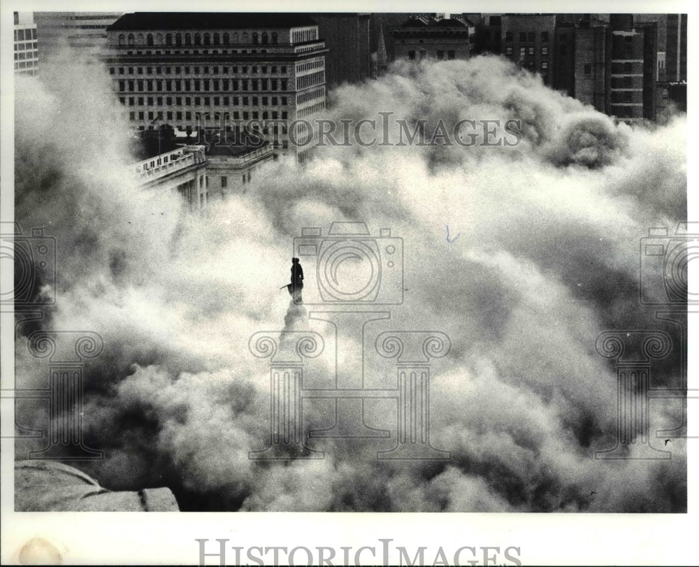 1982 Press Photo Cloud of dust at Public Square after implosion of Williamson - Historic Images