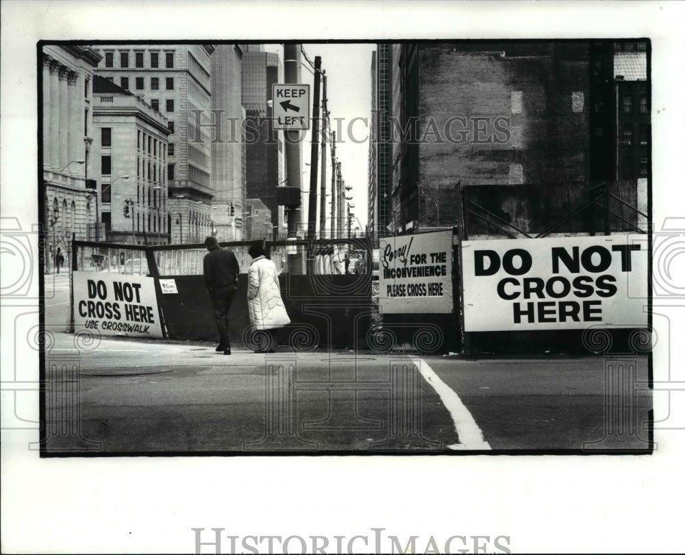 1982 Press Photo Crosswalk signs at E. Ontario &amp; Superior, BP American HDQ Bldg - Historic Images