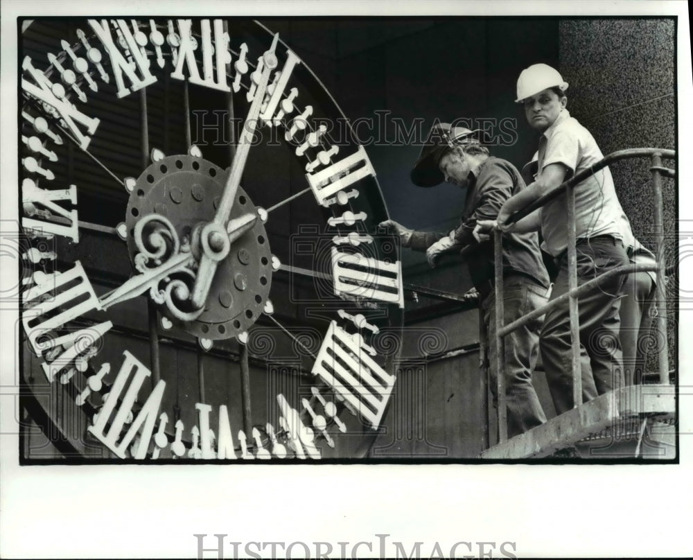 1982 Press Photo Workmen from Broadway Wrecking Dennis Bass &amp; Williamson Bldg - Historic Images