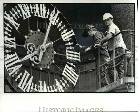 1982 Press Photo Workmen from Broadway Wrecking Dennis Bass & Williamson Bldg - Historic Images