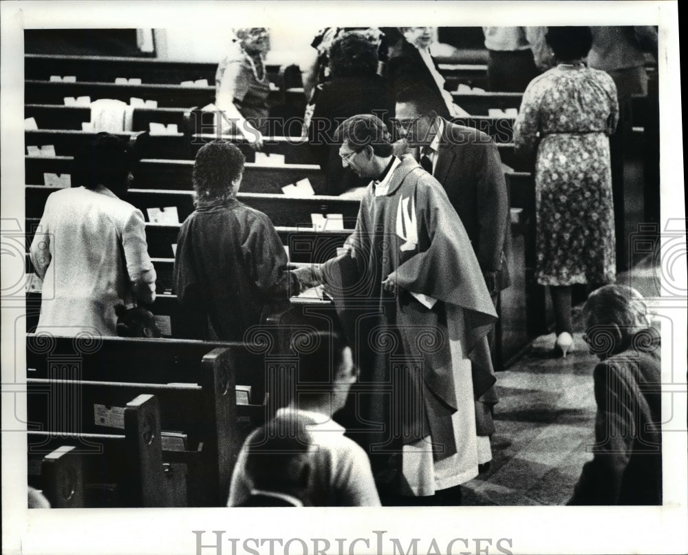 1988 Press Photo Father Bob Wenz of the Holy Family Catholic Church - Historic Images