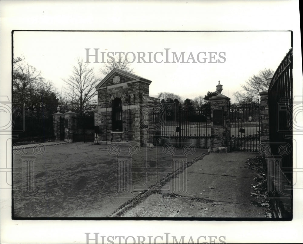1980 Press Photo Lake View Cem Gate - Historic Images