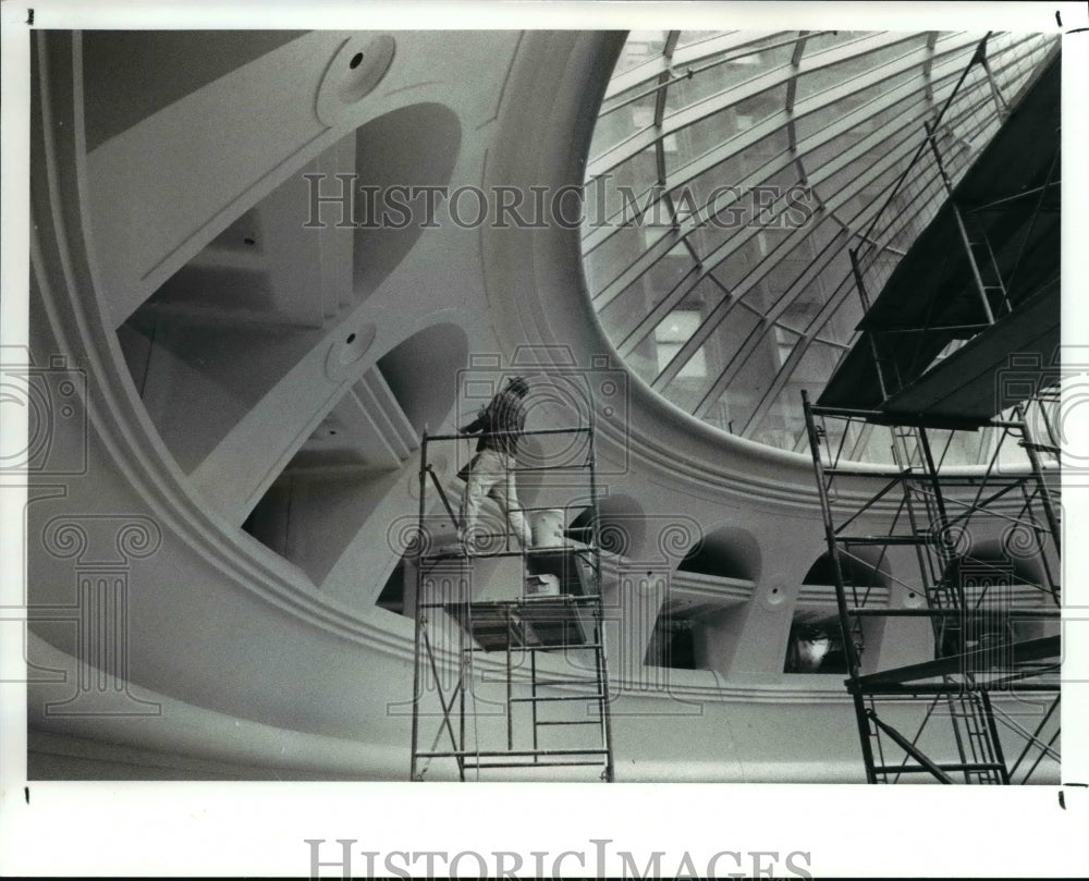 1989 Press Photo Workmen paint the ceiling of Rotunda of the New Tower City Ctr - Historic Images