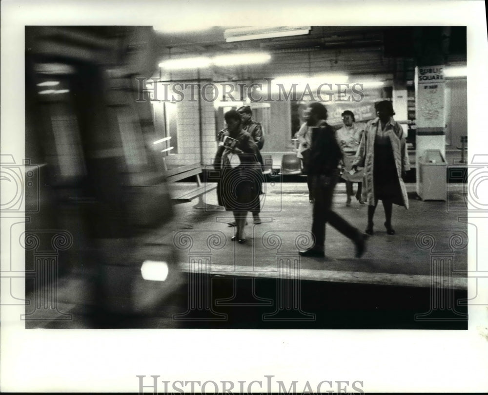 1984 Press Photo Passenger move toward trains in RTA&#39;s Cleveland Union Terminal - Historic Images