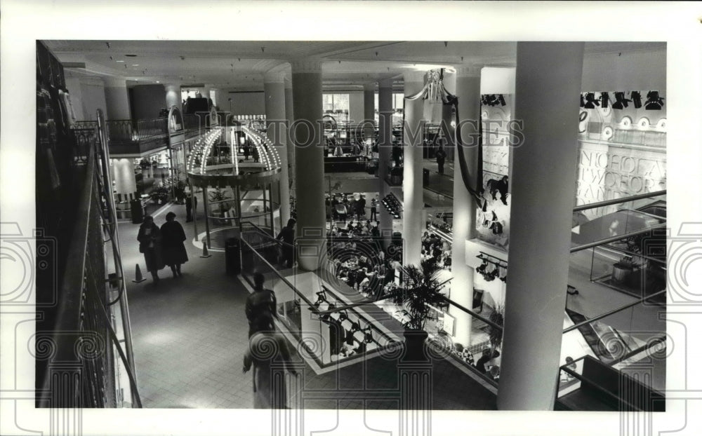 1986 Press Photo Shops and walkways in Halle Building with dining area - Historic Images