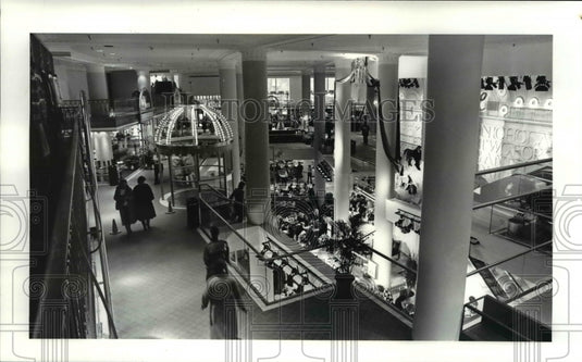 1986 Press Photo Shops and walkways in Halle Building with dining area - Historic Images
