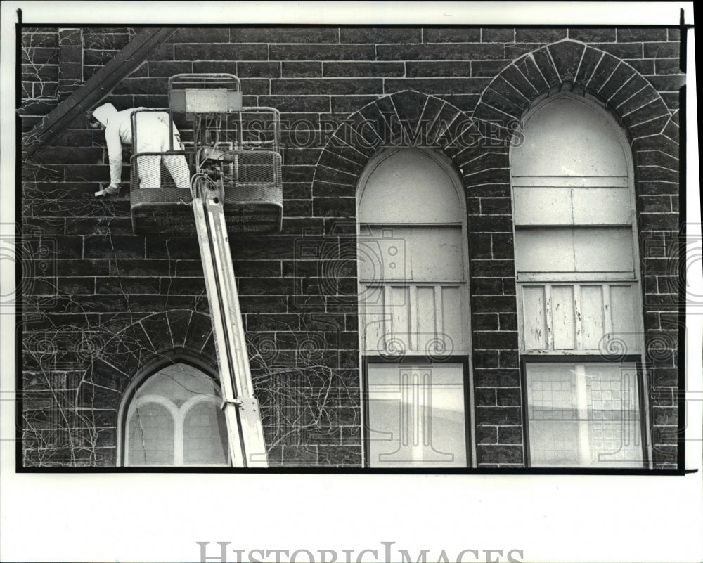 1988 Press Photo Russell Holcomb blast strip wall of United Church of Christ - Historic Images