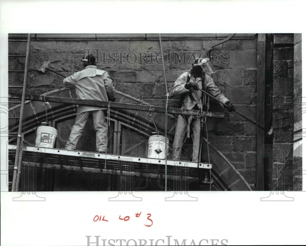 1991 Press Photo Joe Donnelly & Steve Bernard employees of Exterior Services Inc-Historic Images