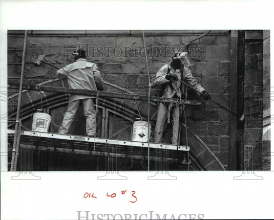 1991 Press Photo Joe Donnelly & Steve Bernard employees of Exterior Services Inc-Historic Images